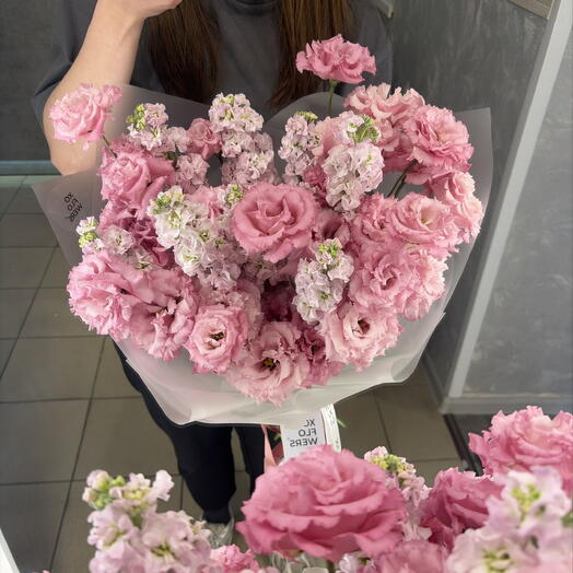 Букет с махровой эустомой и ароматной маттиолой от XOFLOWERS