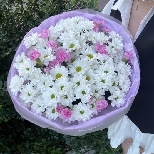 Сборный букет из хризантем и кустовых гвоздик