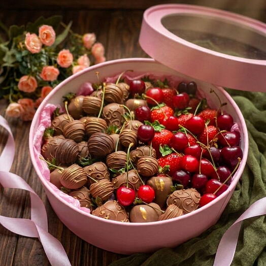 Клубника в бельгийском шоколаде с черешней