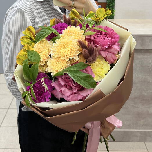 Яркий букет с пионовидными розами 💕