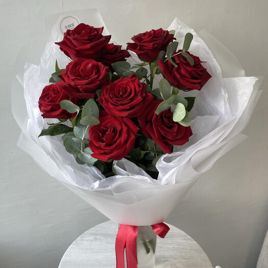 Монобукет из 9 красных роз с эвкалиптом🌹