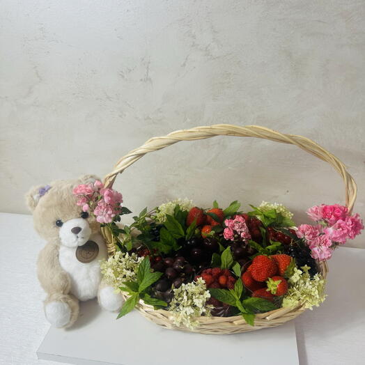 Мишка м корзиной ягодами