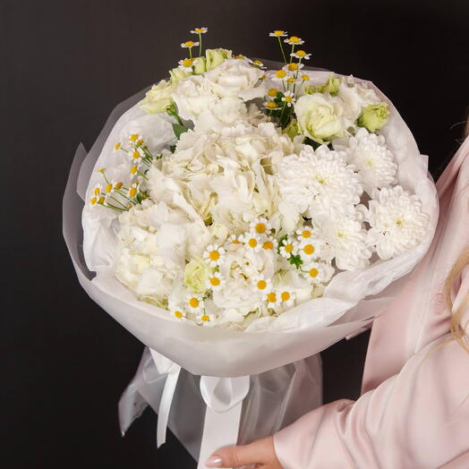 Белый букет в составе гортензия, кустовая хризантема Алтай, эустома и матрикарий
