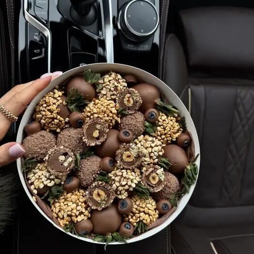 Шайба «Ferrero Rocher» клубника в шоколаде