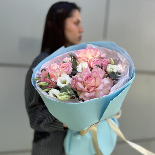 Пышный букет «Облако и нежность 🎀💙»из французских роз, эустом и кустовых пионовидных роз Джульетта🌸