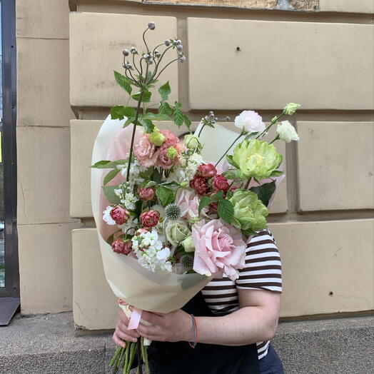 Авторский букет с розами Вегги, лизиантусом и ароматной маттиолой