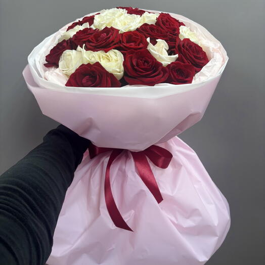 Букет из роз красных и белых💕