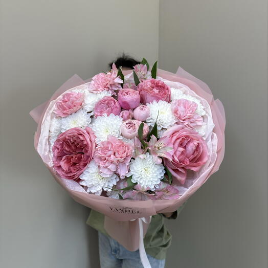 Букет в розовой гамме с пионовидными розами Pink Expression, кустовыми хризантемами, стойкими диантусами и розами Сильва Пинк