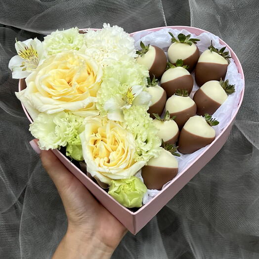 Сердце с клубникой в лаймовых оттенках