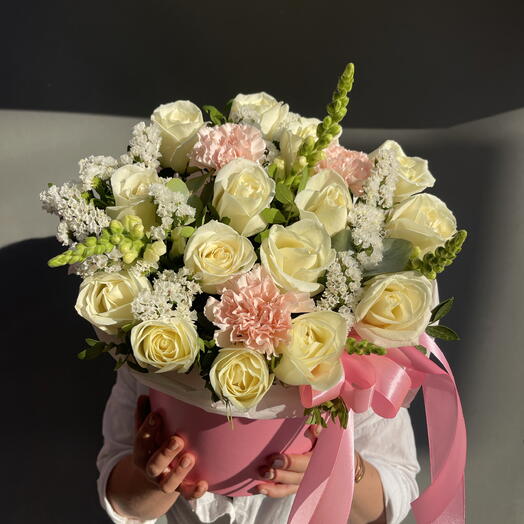Коробка белых роз
