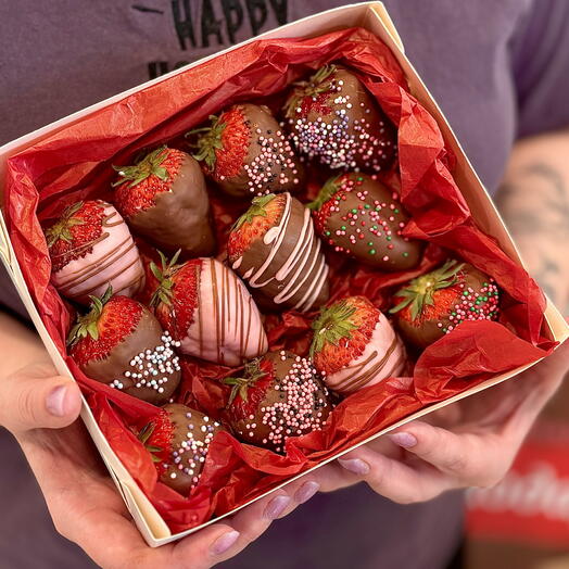 Клубника в бельгийском шоколаде 12 штук от магазина Candy Day