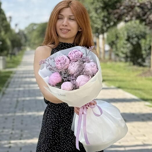 Дуо букет с пионами и лимониум