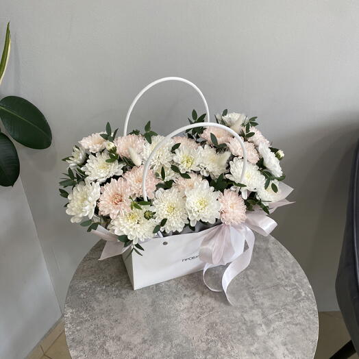 Сумочка хризантемы с эвкалиптом нежная 🌸