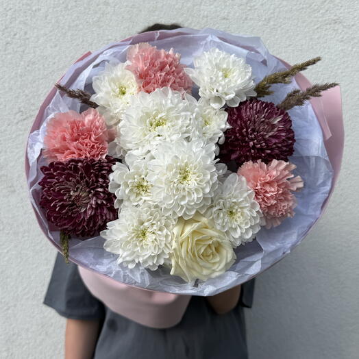 Букет из хризантемы, гвоздик и розы вайт Наоми