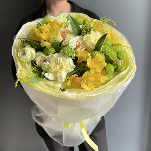 Солнечный букет из кустовых хризантем, альстромерий, гвоздик, кустовых пионовидных роз