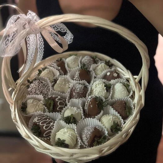 Корзина клубники в шоколаде 20 шт