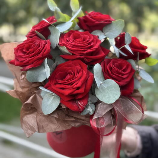Ароматная композиция и красных роз и эвкалипта 🌹