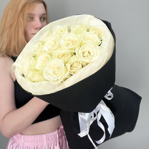 Букет из 15 белых роз в упаковке