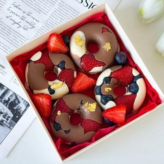 Пончики шоколадные с клубникой, малиной и голубикой 💕
