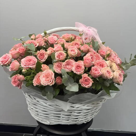 Корзина из розовых кустовых роз для Любимой Девушки ( кустовая Роза , эвкалипт )
