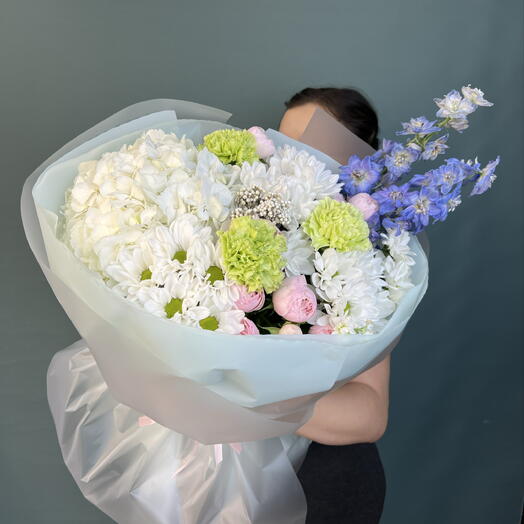 Букет с белой гортензией и синим дельфиниумом 💙🤍💙