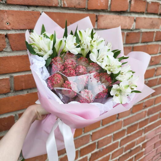 Букет из клубники в шоколаде с цветами/ Альстромерия / 13 ягод