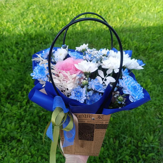 Композиция из хризантем, гипсофилы и розы
