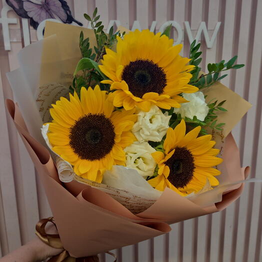Букет 💐 подсолнухи с эустомой в оформлении