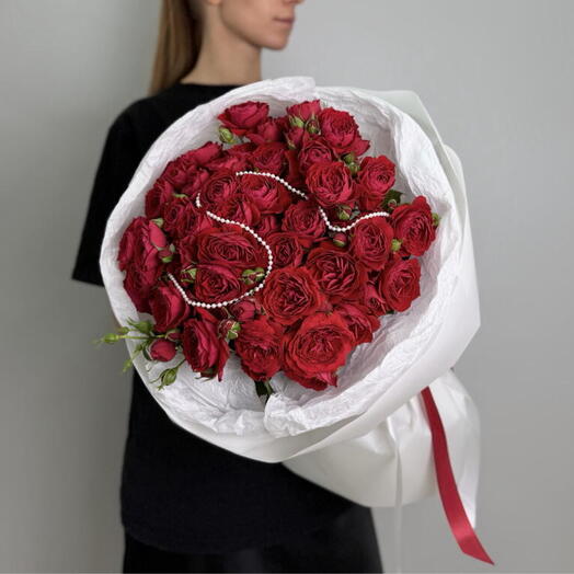 Роскошные красные розы кустовые с жемчугом
