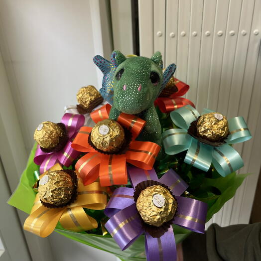 Букет с Ferrero Rocher с игрушкой