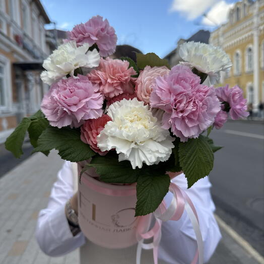 Стойкая композиция с ажурными диантусами, сочной малиной, стойкой кустовой розой