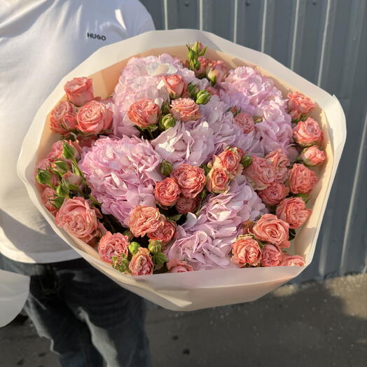 Букет розовых гортензий и кустовых роз