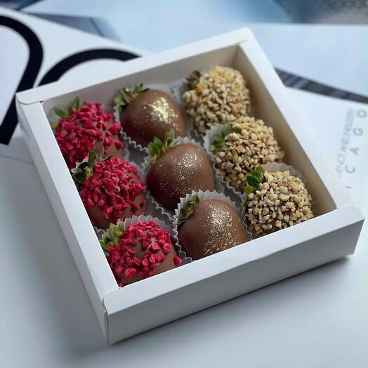 Клубника в шоколаде, подарочный набор (9 шт.)