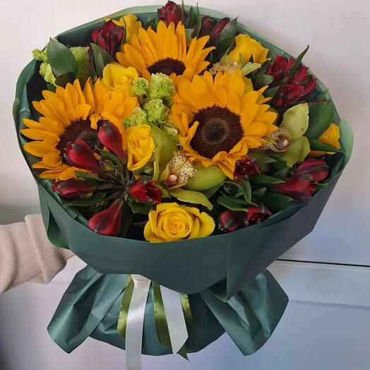 Яркие подсолнухи в букете формы(мороженко) 🤗🤗🤗🌹🌹🌹