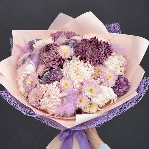 Пышный букет с хризантемами, диантусами и декоративными перьями «Lavender Blush»