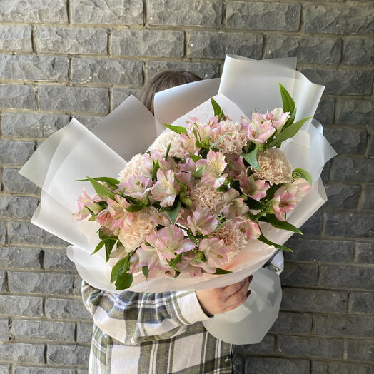 Стойкий нежный букет из альстромерии и диантусов 💐