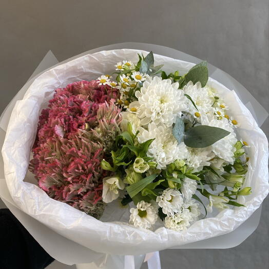 Букет с целозией, альстромерией, ромашкой хризантемой, эвкалиптом , Сантини