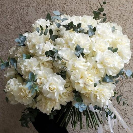 Белоснежный букет из ажурных роз