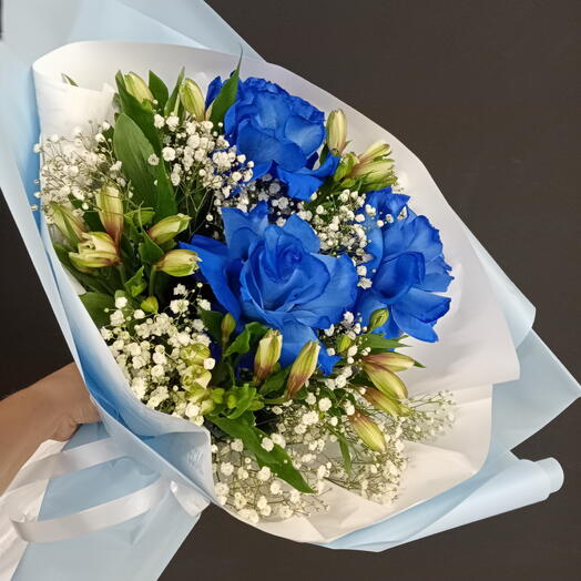 Букет из синих французских роз с альстромерией и гипсофилой.🌹
