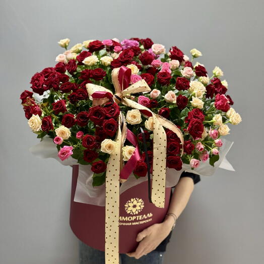 Коробка с кустовыми розами микс