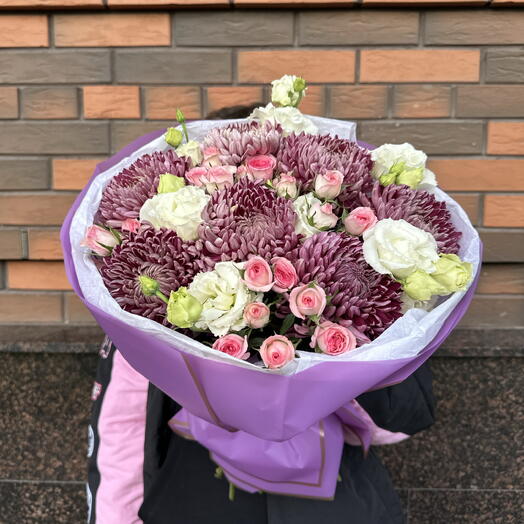 Букет с сиреневыми хризантемами, эустомой и кустовой розой
