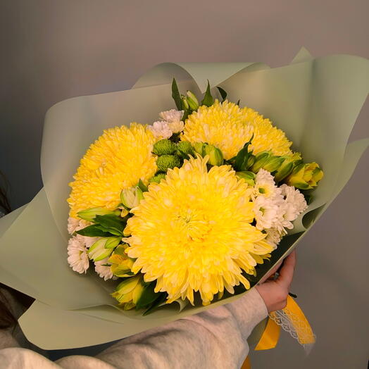 Сезонный букет из одноголовых хризантем
