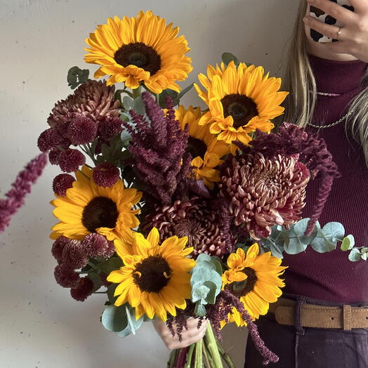 Авторский букет с подсолнухами и шоколадными хризантемами 🍂