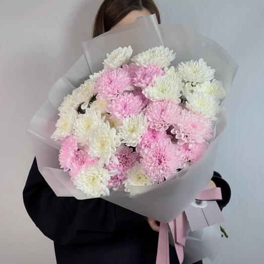 Букет с розовыми и белыми кустовыми хризантемами (7 веток) от XOFLOWERS