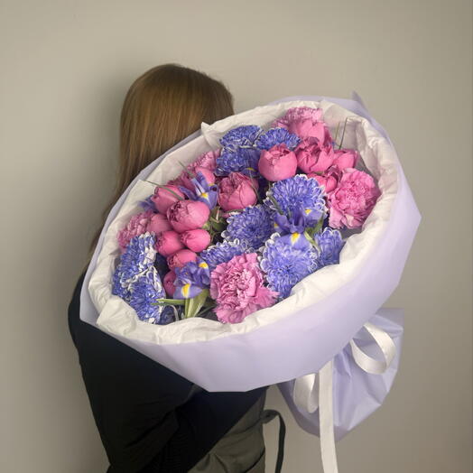 Яркие чувства 💟 ирисы, кустовая роза, хризантемы и диантусы