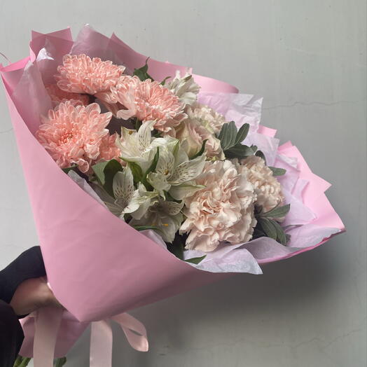 Стойкий, нежный букет с гвоздиками