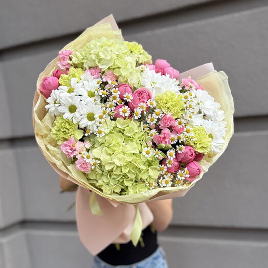 Букет «Свежесть лесного озера» 🌿🌸 с пышной гортензией, кустовой розой и танацетумом 🌼
