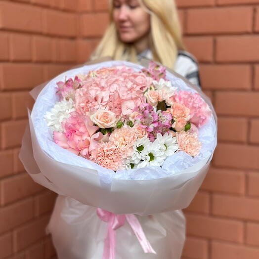 Нежный букет с гортензией