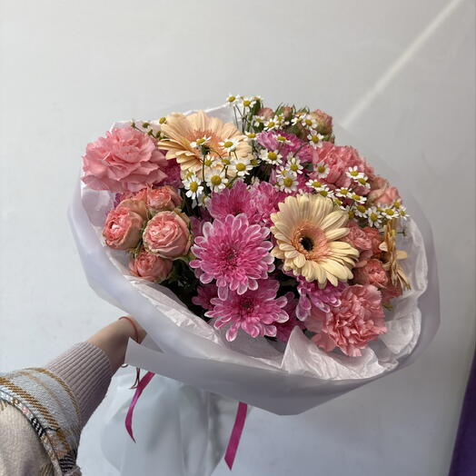 Букет из гербер, кустовых роз, кустовых хризантем