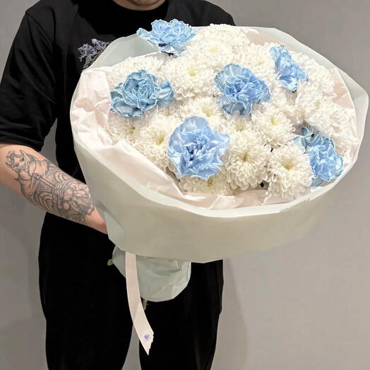 Букет «💙Голубая прелесть» из кустовых хризантем и диантусов